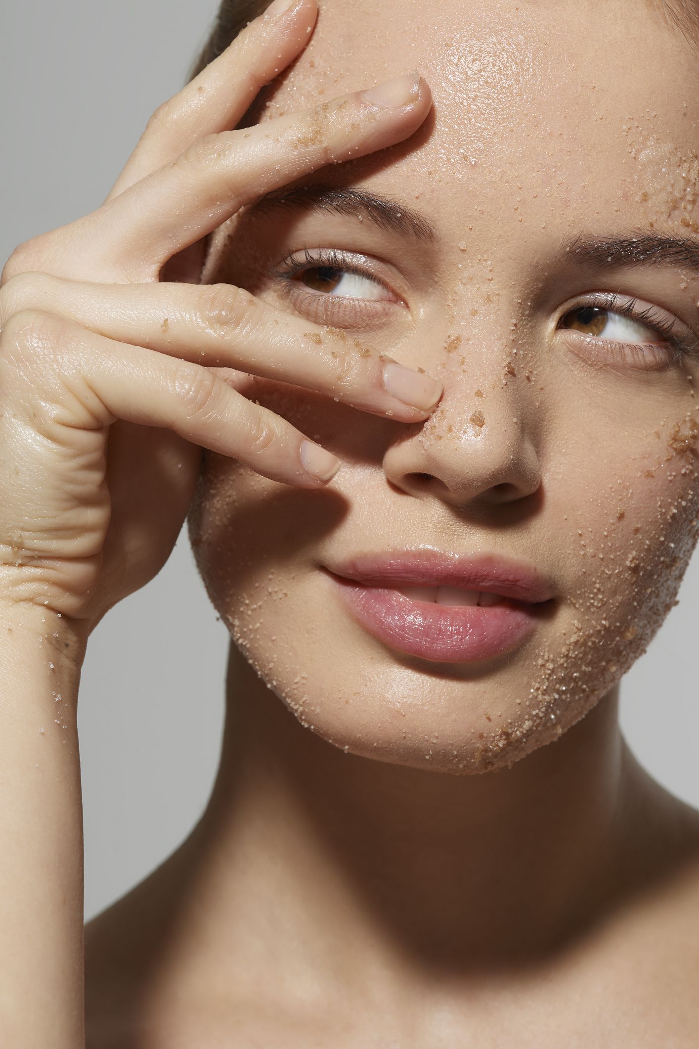 Cómo exfoliar la piel correctamente y por qué es tan importante
